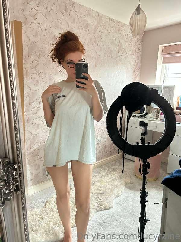 Swipe to lift my T-shirt up 😉