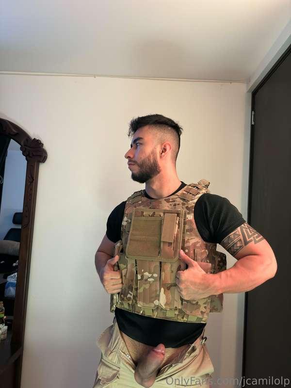 Que este mercenario te ponga a chupar polla, te escupa y te ..