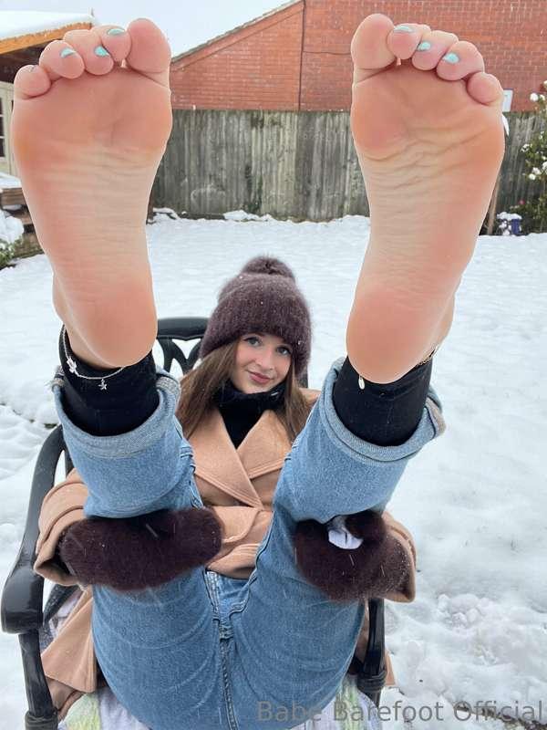 Snowy feet… 

Maybe you could warm them up in your mouth? ⛄️..