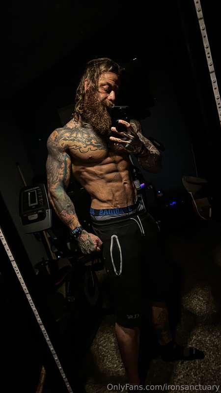 These abs don’t just flex for the gym 😈