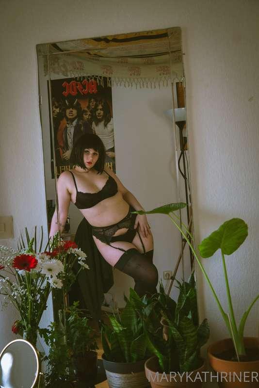 Someone once told me this set has 50`s vibes, who agrees?