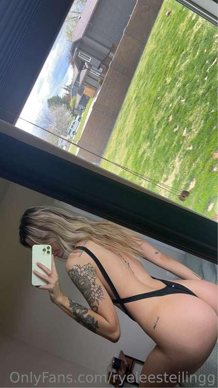 GREEN GRASS 🦗 and a BIG ASS 🍑