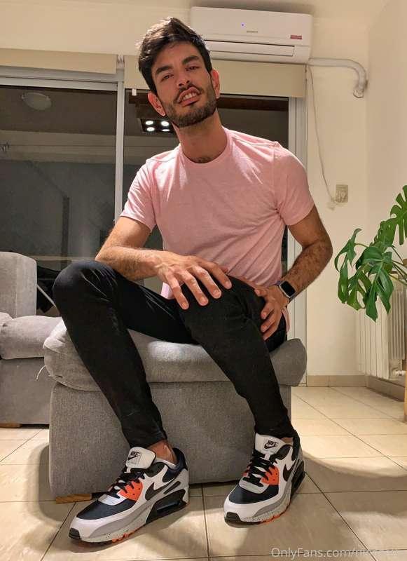 Bought a new pair of shoes 😍
Guess my foot size 😏