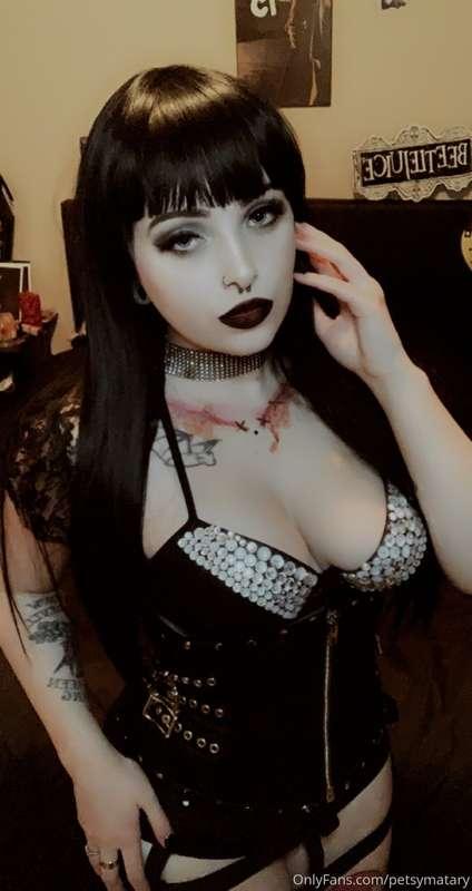 Bet y’all I can take my bra off without moving my hair 😏 Swi..