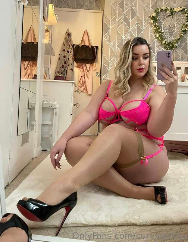 Who’s going to be my valentine this year? 
Send me a gift 😘❤..