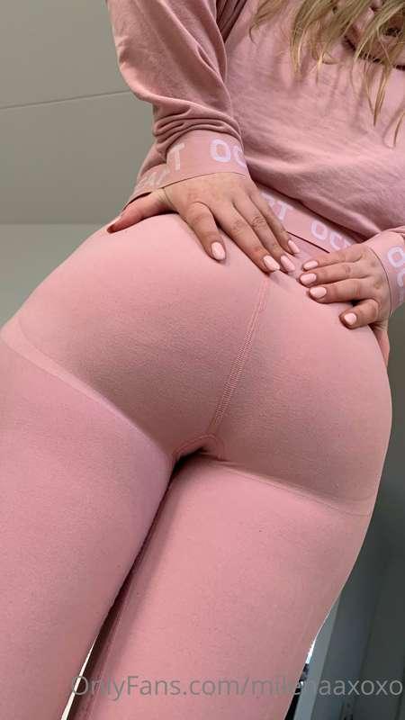 Squeezing my Soft Ass Cheeks in my Tight Pink Leggingz 🍑🤤