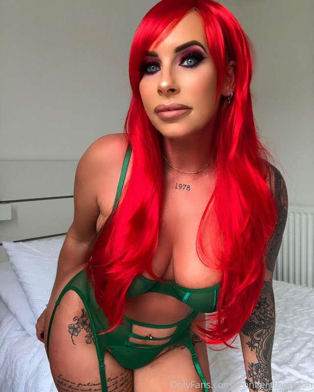 What colour of stockings do you like I’m wearing?? 🌿🍒