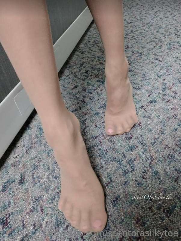 🤫 Tip-toeing around at work 💋 😉 💻 🤫