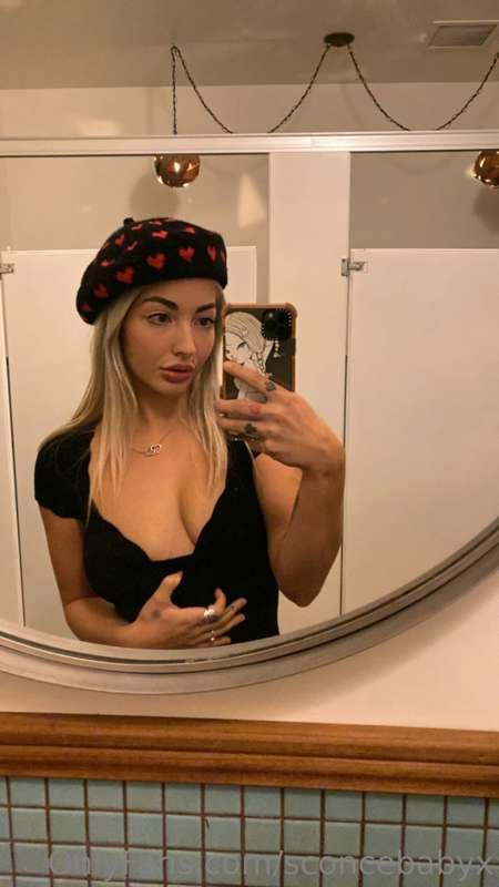 Horny at dinner 😋 check your dms