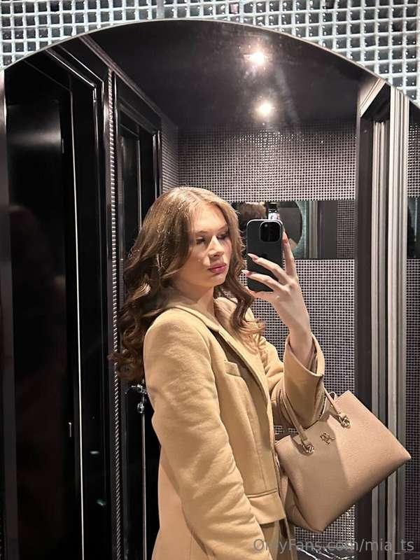 Wonderful evening! How do you rate my hairstyle? 💇‍♀️✨ Share..