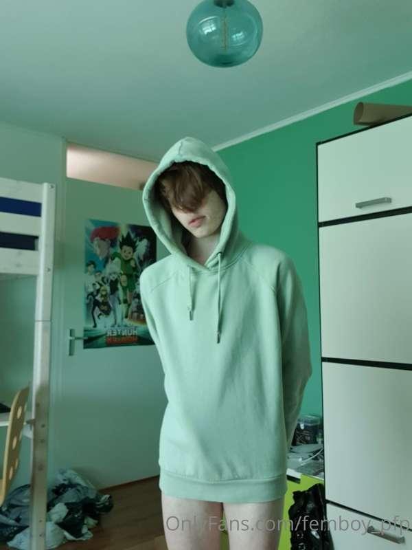 I feel so cute when i wear a hoodie and nothing else ;3