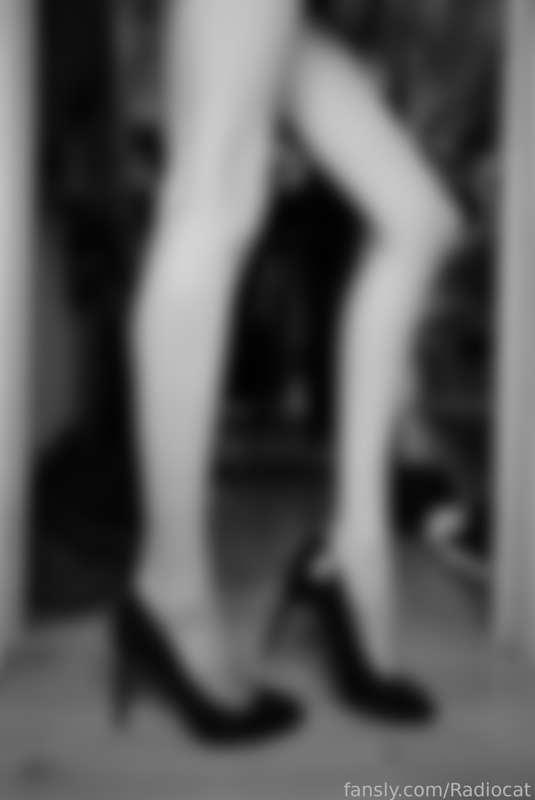 Heels and nothing else ... 😏👠
.
.
#fyp #skinny #young #readhead #tattoo #girl #beauty #wood #heels #ass #naked #video #fit #tight #legs