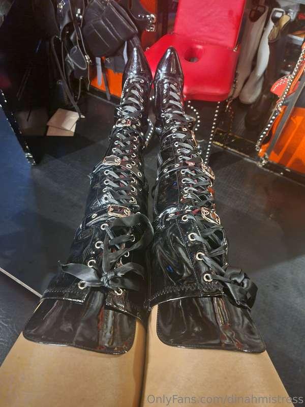 Come here boot-bitch lick my boots, clean them with your 👅