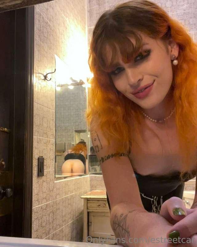 mirror mirror on the wall, who’s the hungest of them all💕