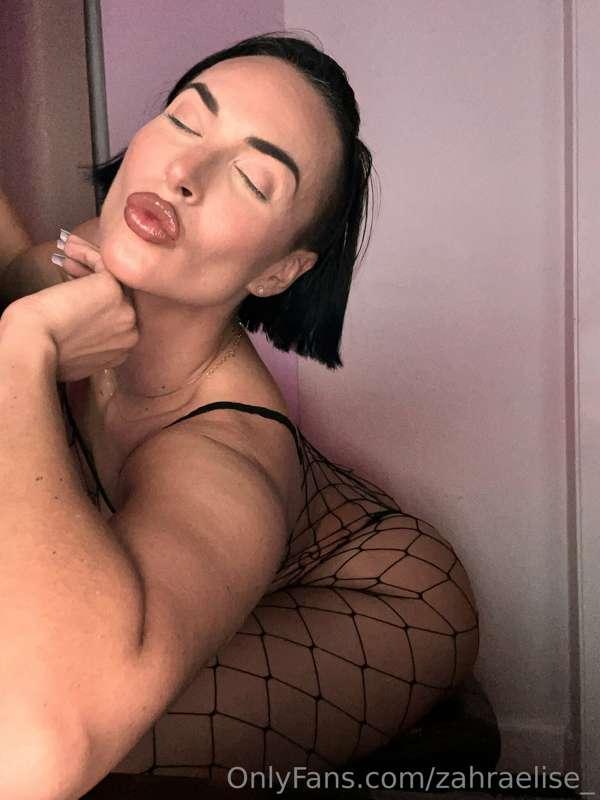 Gimme kisses and then fuck my throat ;)