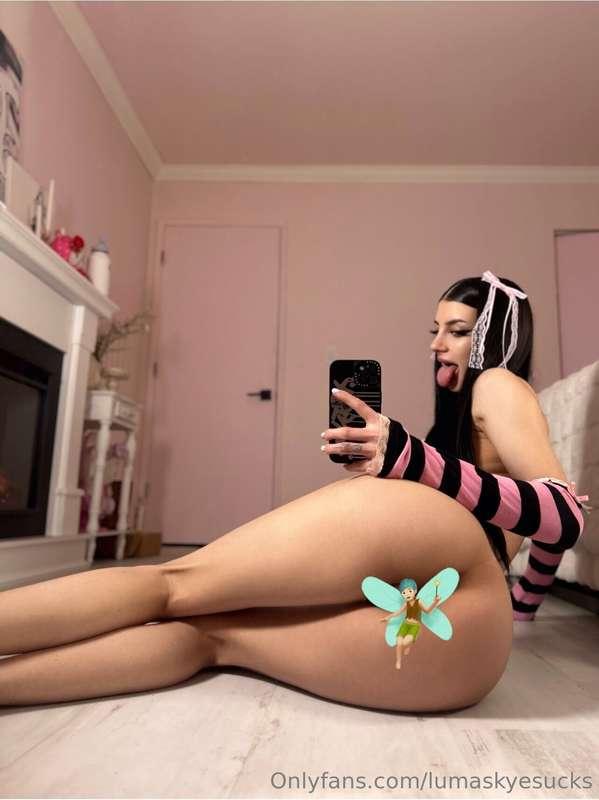 Showing off my little holes 💗 so many cute new pics recently..