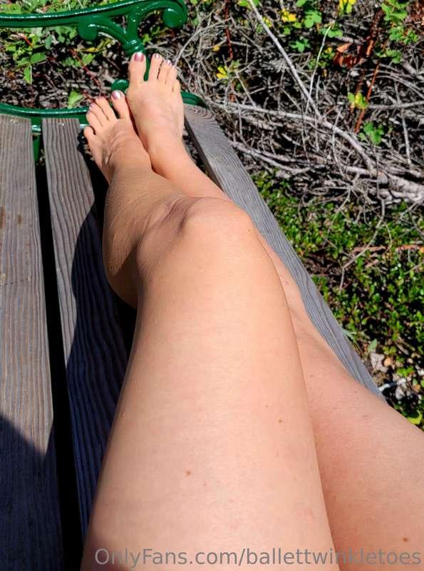 Join me on this bench so you can play with my feet 😘👣