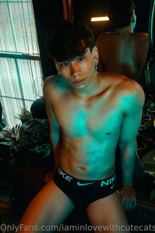 You tell me 🤫 Does it make you 🤤 when you peek at what's wai..