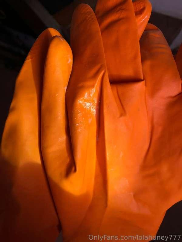 FUN WITH CLEANING GLOVES, ITS TEXTURE FEELS SO GOOD THAT I C..