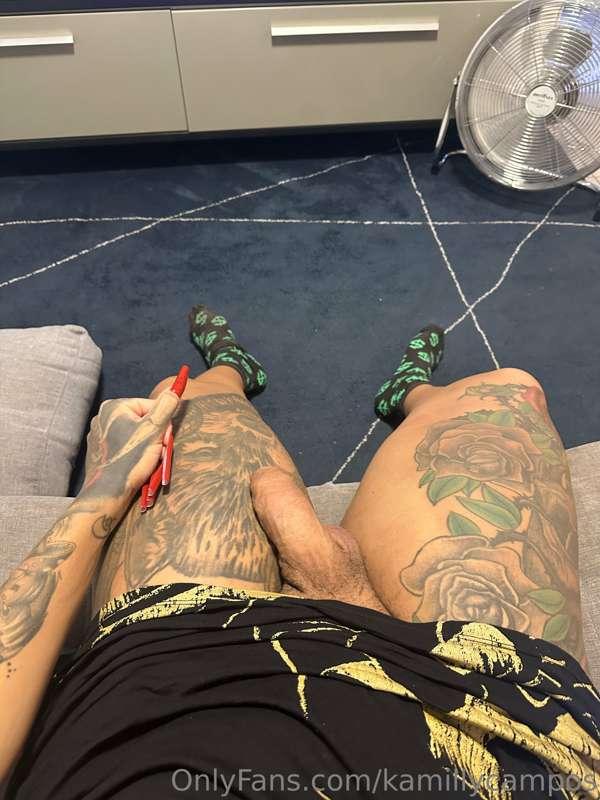 Se ajoelha pra mamar 🤭😈

Kneel down to suck🤭😈