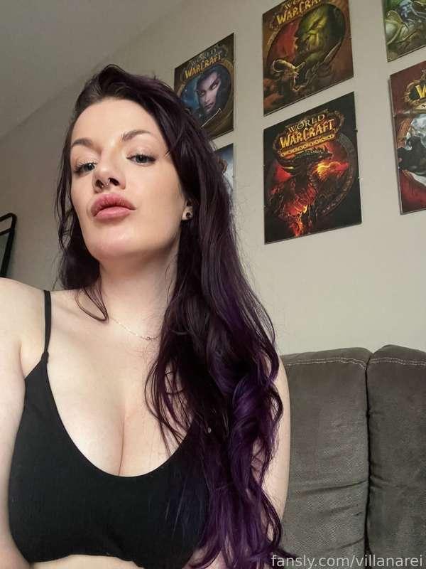 Having a lazy day on the couch after my physio appointment today ✨

#fyp #tall #tallgirl #goth #gothgirl #altgirl #alternative #purplehair #thicc #bra #bralette #cleavage #lips #boobs #tummy #sweatpants #cozy