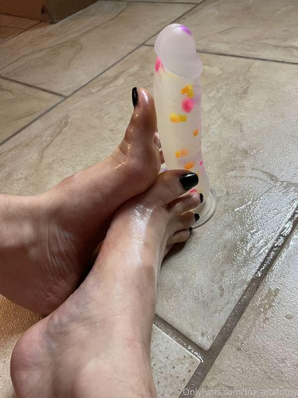 Toe ring bling