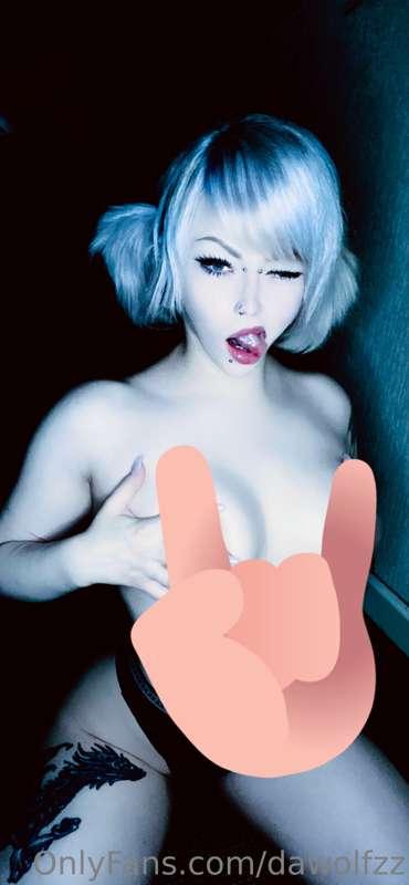 Squeezing dem nips 😳