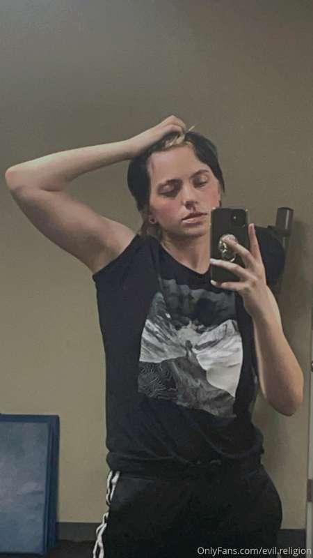 You guys said you liked gym pictures so here you go <3