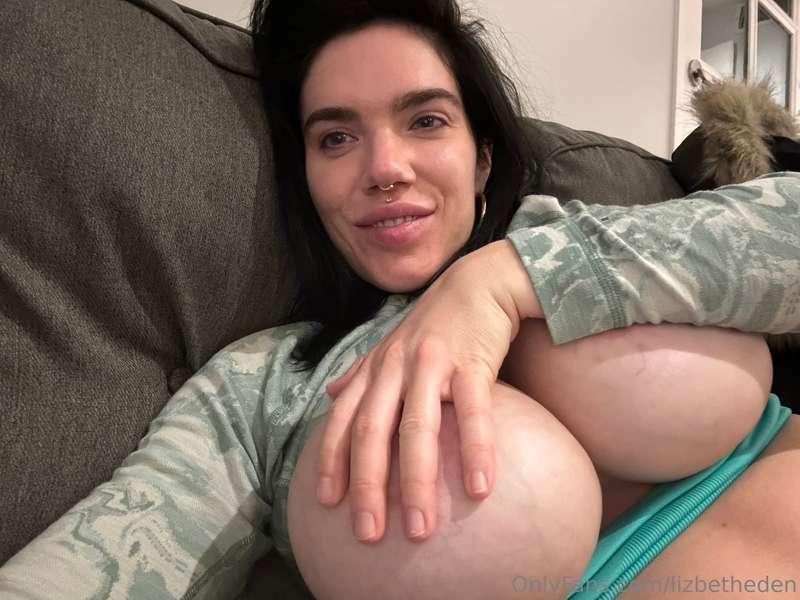 Just me and my huge squishy boobs 🤗🤭