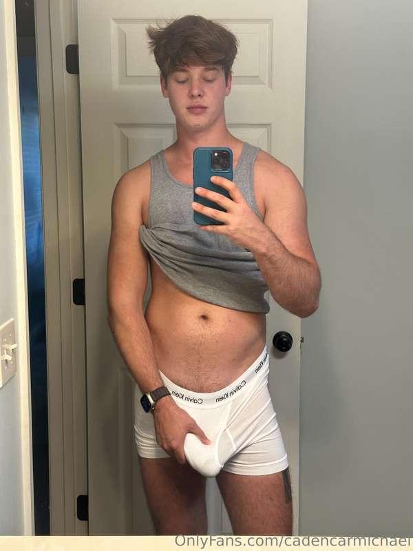 DM me to see me pull it out my morning wood 🤤