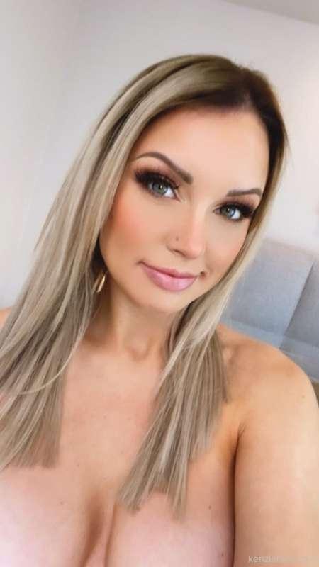 How are you spending your Sunday? Will it be with me? 😈😘