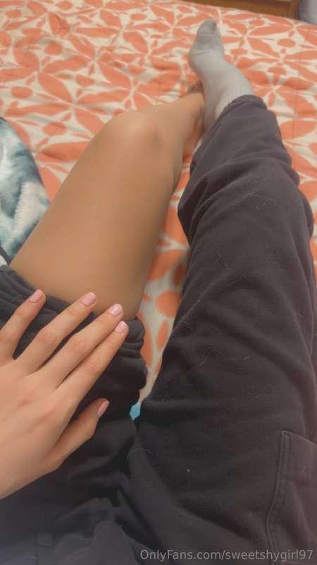 Pretty long legs & toesss 😊💗