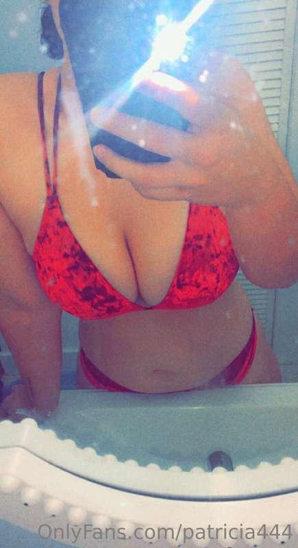 Bored and having a fun little photo shoot. Any requests? 😘