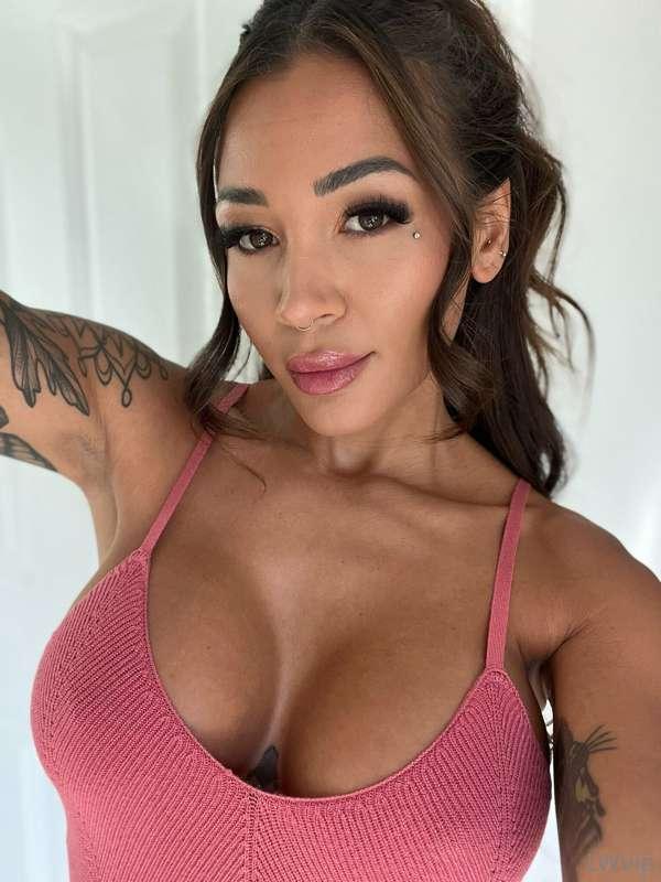 Look deep into my eyes and tell me your naughtiest desire 😈