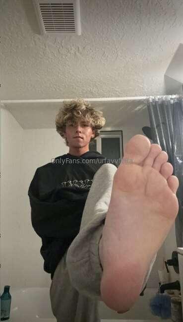 Came home after a walk and my feet are mad sweaty💦