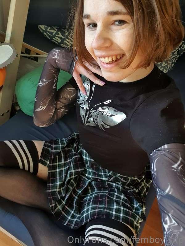 Cute new clothes, tell me i look good in them :3