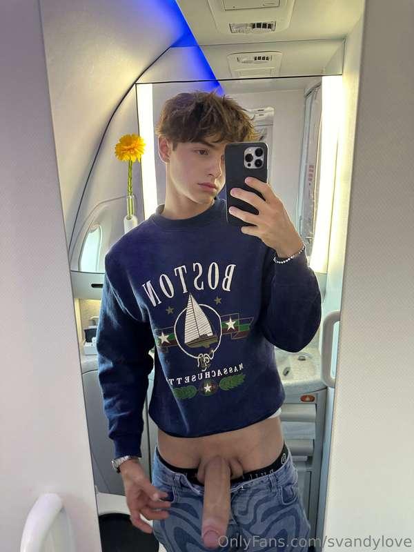 It was so risky jerking off in the plane ✈️😏 I almost got ca..