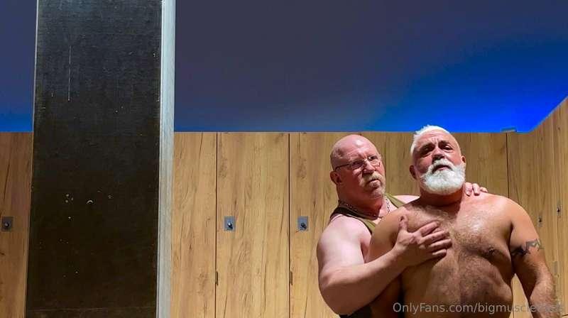 GYM 🎬🎥:
🥰🤤 A sensual encouter in the locker room 🤤🥰