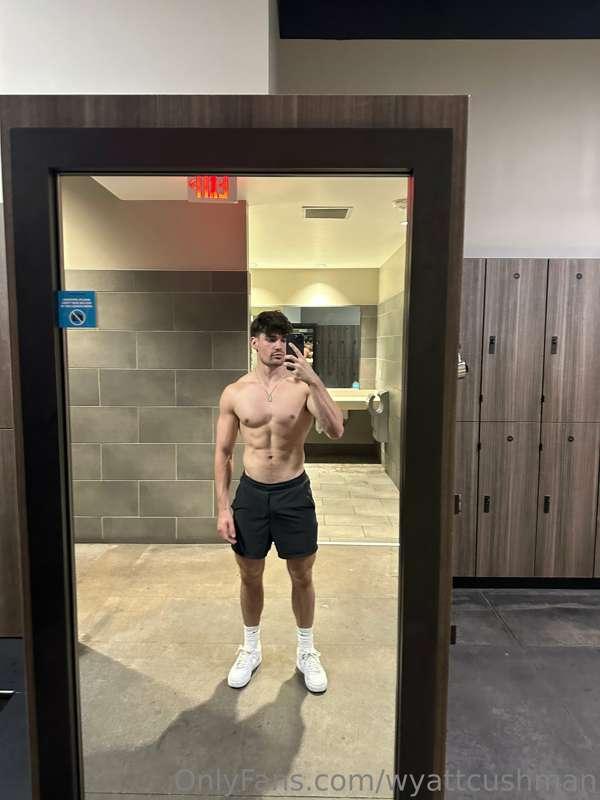 Late night gym flow.. I’m getting sweaty and beefy just how ..