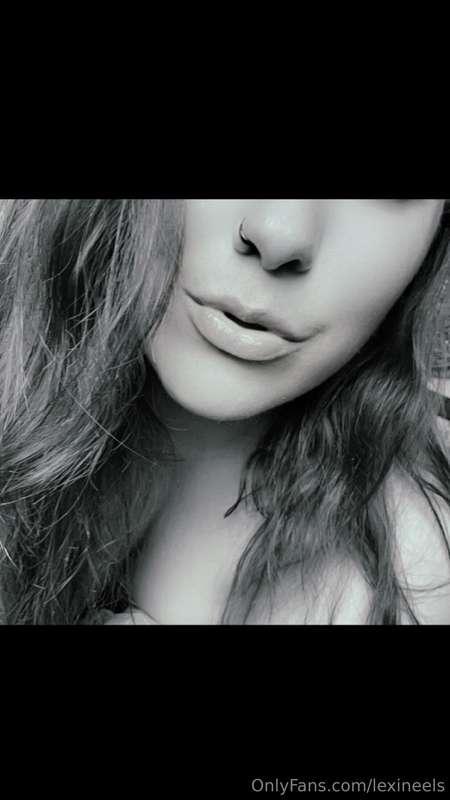 Let me show you what these lips are good at baby! 