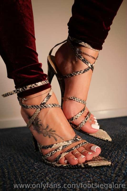 Sizzling in these snake skin heels 🔥 what kind of event can ..