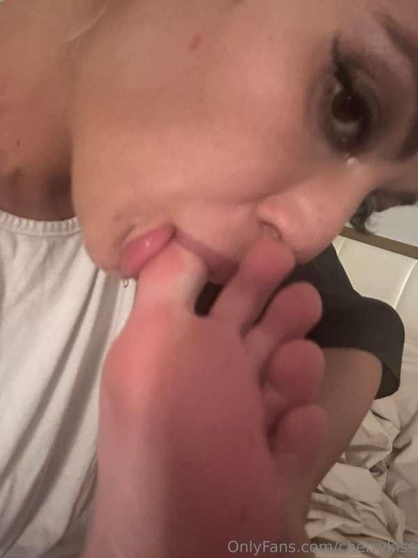 Did you know that I’m flexible enough to suck my own toes? 👣