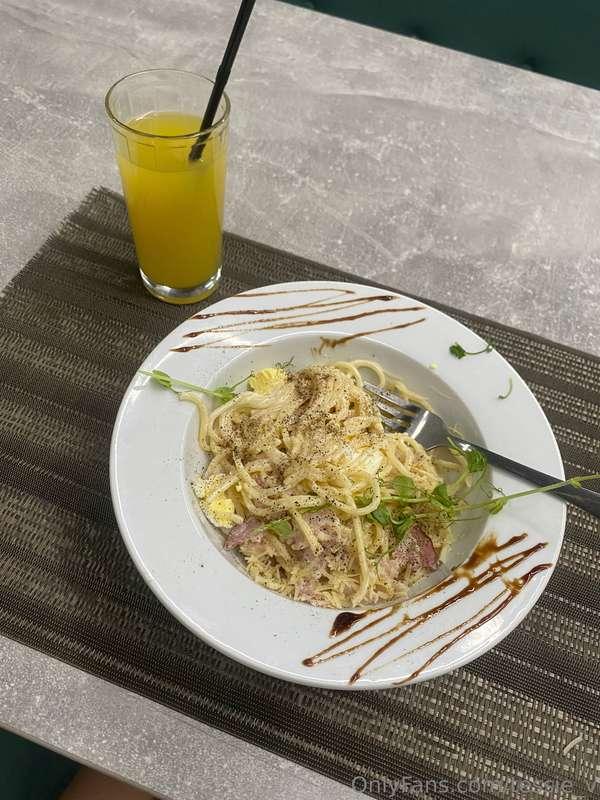 Nothing beats a plate of spaghetti on a cozy evening! 🍝💛