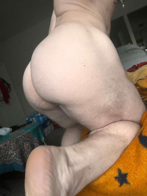 This ass needs some sun 😏 Or maybe a good hard dose of Vitam..