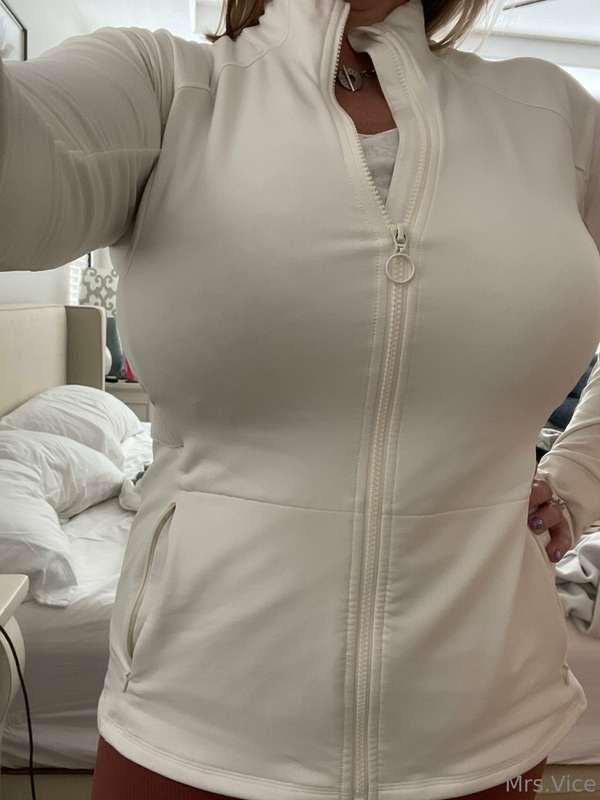 This jacket doesn’t seem to hide them very well does it? 🤔