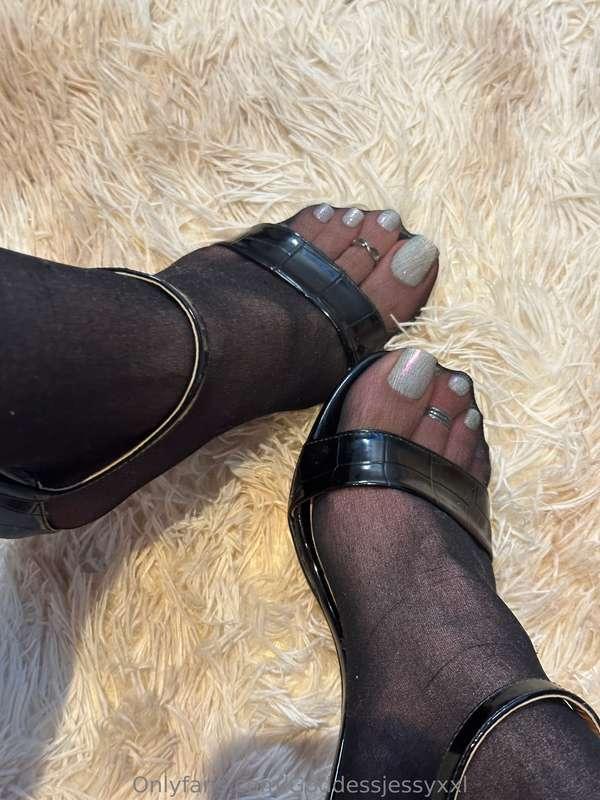 Are you into sexy white toes in black nylons?😈