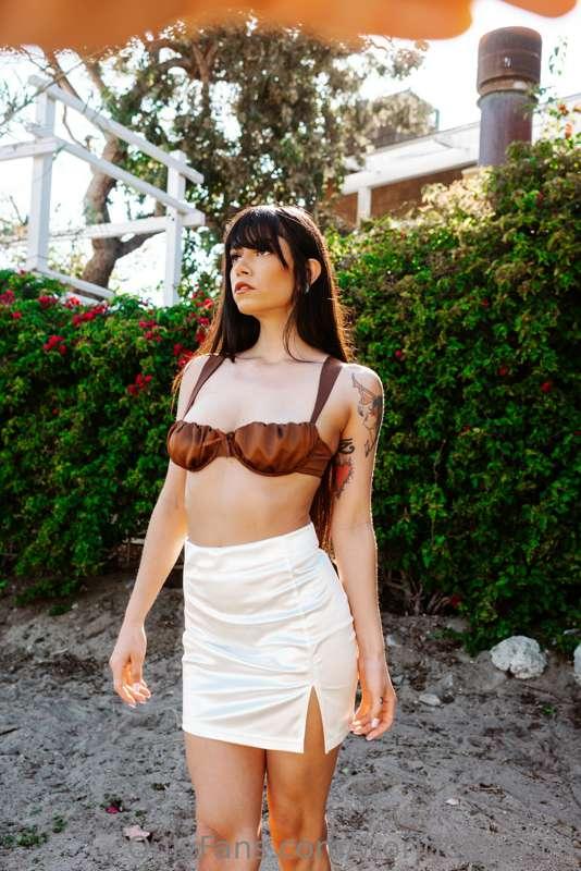 posing here for pic and for vit D as well 🤭💋