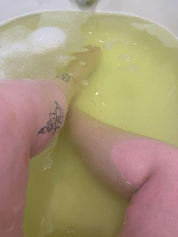 This bath-bomb made my water look like like p1ss 😀😭😂