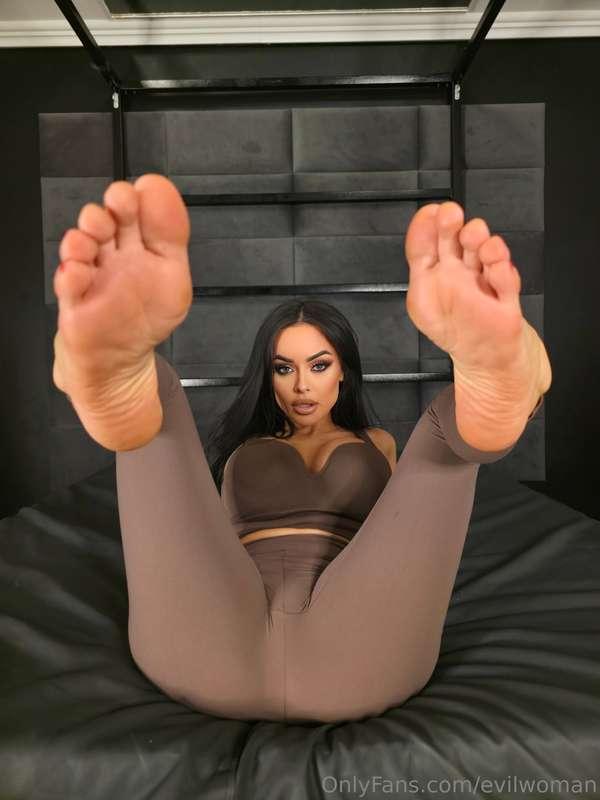 👣👅 The closer you ever get to my pussy is by licking my feet..