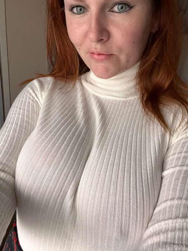 It’s officially sweater season 🥰🥰🥰 

#fyp #redhead #ginger #milf #hotmom #mature #naked #veinytits #veins #areolas #stepmom #greeneyes #milk #milky #momboobs #mombod